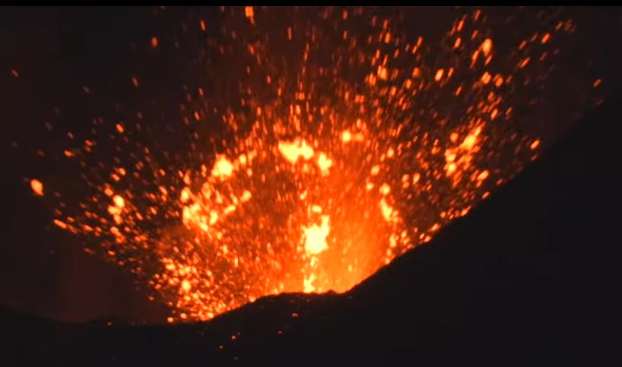 Etna, attività stromboliana dai crateri sommitali: tremore in crescita